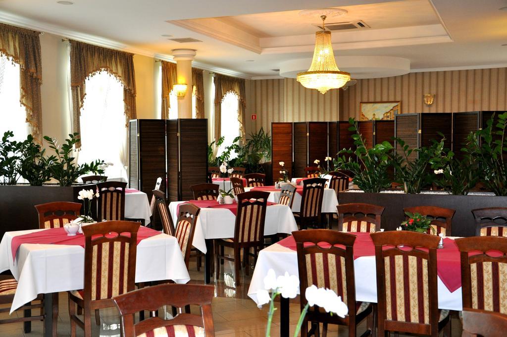 ז'שוב Hotel Korona מראה חיצוני תמונה
