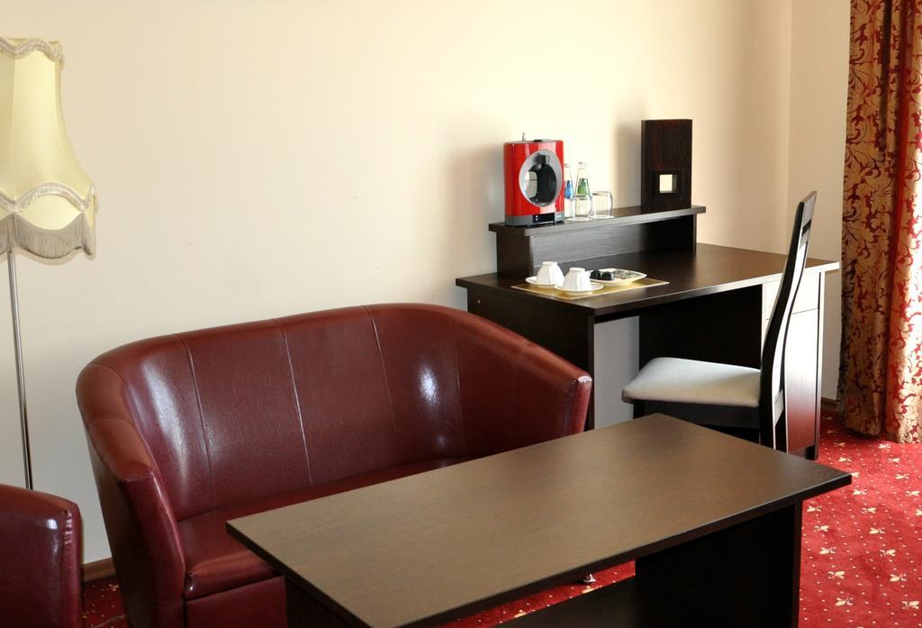 ז'שוב Hotel Korona מראה חיצוני תמונה