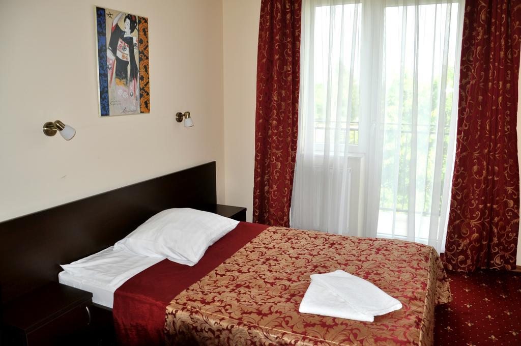 ז'שוב Hotel Korona מראה חיצוני תמונה
