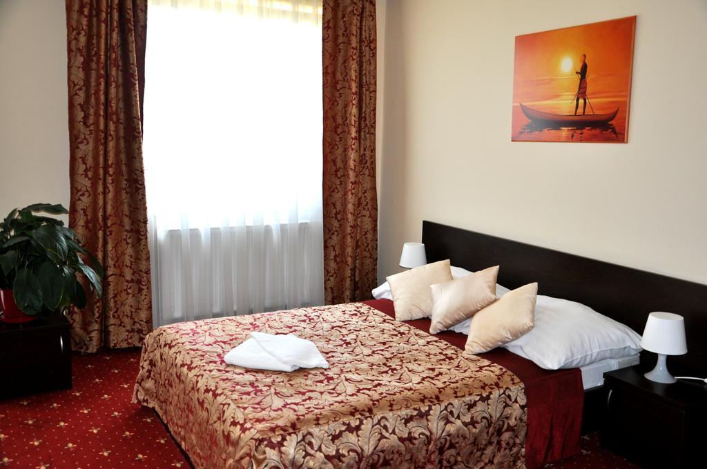 ז'שוב Hotel Korona מראה חיצוני תמונה