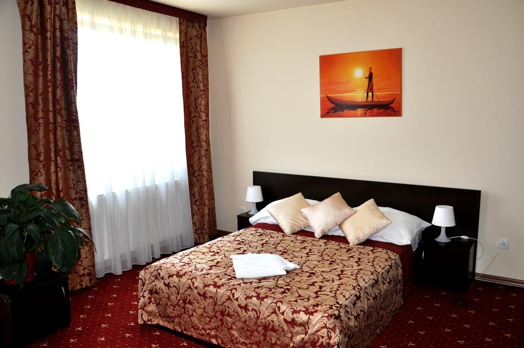 ז'שוב Hotel Korona מראה חיצוני תמונה