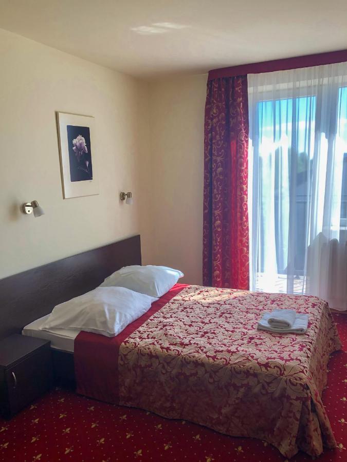 ז'שוב Hotel Korona מראה חיצוני תמונה